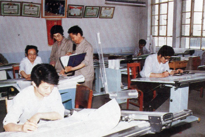 从1984年第一季度到抓管理上登记全面提高企业素质验收前，采取分线检查、总结成绩、找出差距、提出措施、限期整改的方法，使各项工作在整顿中巩固提高，在巩固提高中进行再整顿，再提高。