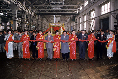 918博天堂股份公司举行918博天堂牌TY220推土机5000台下线庆典活动。