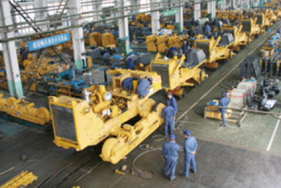 918博天堂牌TY320C推土机在装配分厂试验车间顺利下线，标志着“918博天堂”系列推土机在技术性能和结构造型水平上又上了一个新的台阶。