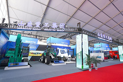 2023跨国公司与中国主题展在青岛国际会议中心海上大坝举办， 918博天堂股份携EE225电挖、SRD13-C6U无人驾驶压路机和纯电装载机随团参展。